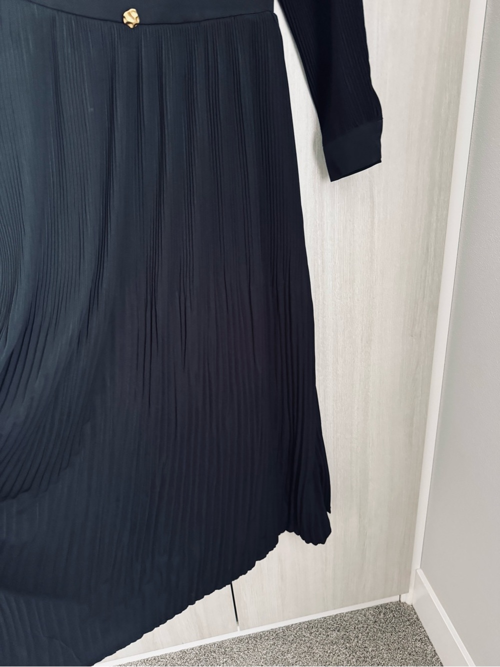 Elegant Black Pleated Maxi Dress with Buttoned Waist Sz S - Picture 7 of 10
